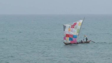 Cape Coast 'ta renkli yelkenli bir balıkçı teknesi.