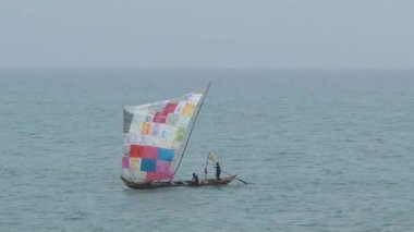Cape Coast 'ta renkli yelkenli bir balıkçı teknesi.