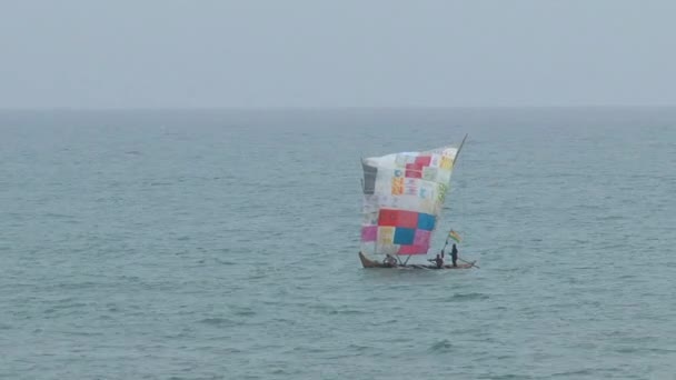 カラフルな帆でケープコーストの漁船 — ストック動画