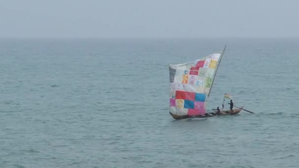 Vissersboot Cape Coast Met Kleurrijk Zeil — Stockvideo