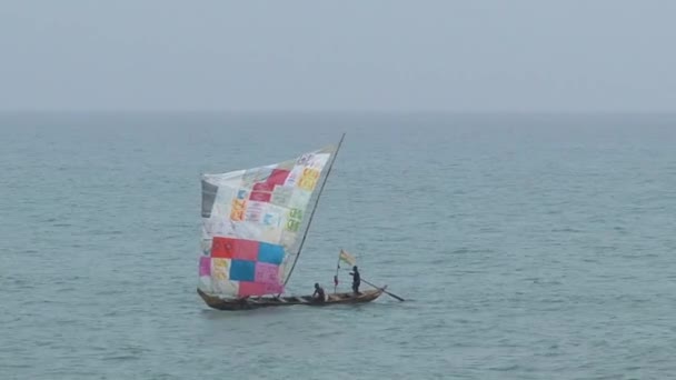 カラフルな帆でケープコーストの漁船 — ストック動画