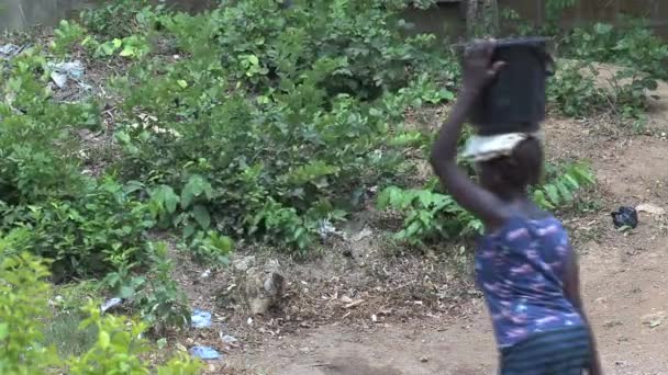 Frau Läuft Mit Wasser Ghana — Stockvideo