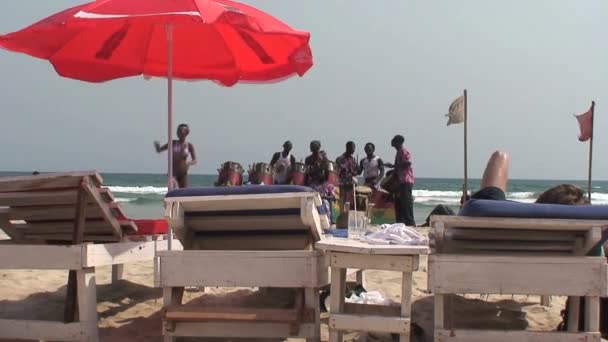 Spiaggia Accra Con Ragazzi Che Fanno Musica — Video Stock