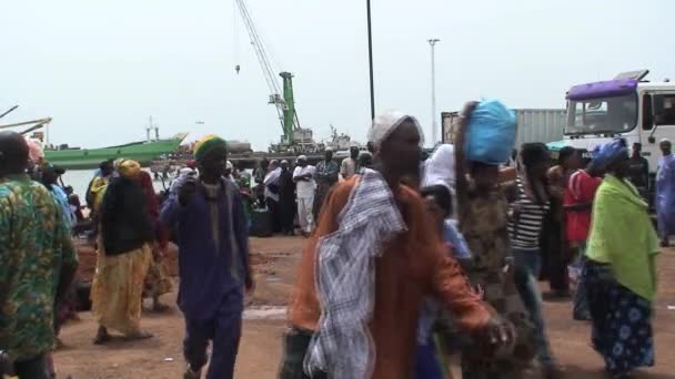 African Crowd Berjalan Gambia — Stok Video