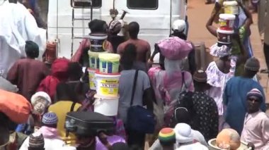 Gambiya 'da Afrika Kalabalığı Yürüyor