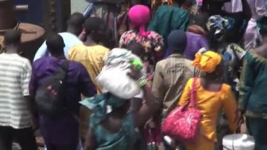 Gambiya 'da Afrika Kalabalığı Yürüyor