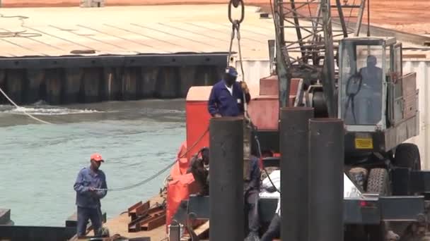 Personas Trabajando Nuevo Punto Llegada Saliendo Para Nuevo Ferry Banjul — Vídeo de stock