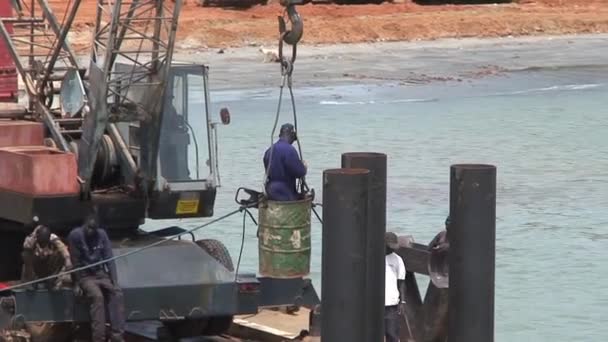 Persone Lavoro Sul Nuovo Punto Arrivo Partenza Nuovo Traghetto Banjul — Video Stock