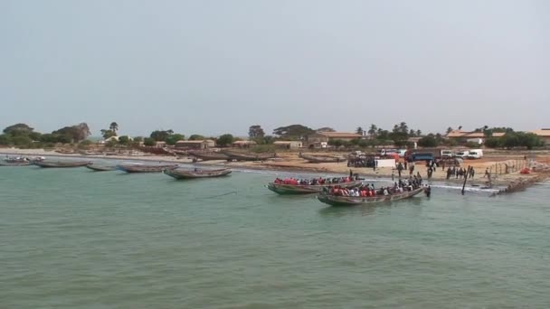 Gambie starý trajekt z Banjul do Barra v roce 2013