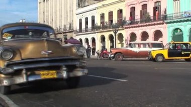 Şehir merkezindeki klasik arabalar Havana, Küba