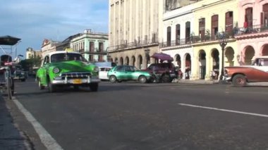 Şehir merkezindeki klasik arabalar Havana, Küba