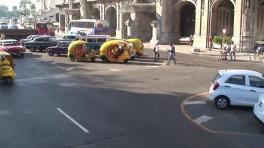 Şehir merkezindeki klasik arabalar Havana, Küba
