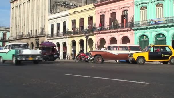古巴哈瓦那市中心的经典汽车 — 图库视频影像