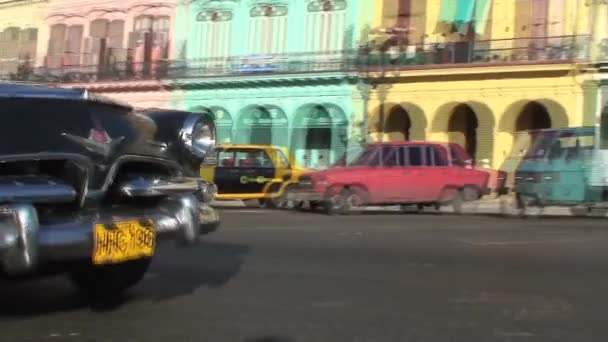 Κλασικά Αυτοκίνητα Στο Κέντρο Της Αβάνας Κούβα — Αρχείο Βίντεο