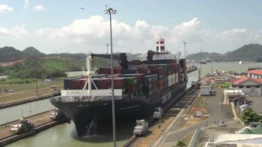 Panama Kanalı 'na giren büyük gemi kilitleniyor.