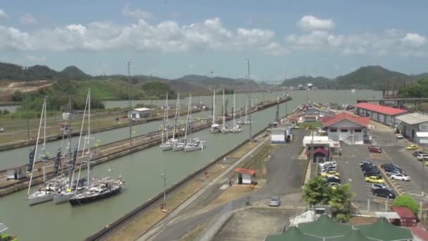Vitorláshajók Várják Hogy Kapu Bezáruljon Panama Csatornán — Stock videók