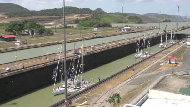 Panama Csatorna Kapuját Elhagyó Vitorlások Miután Víz Elsüllyedt — Stock videók