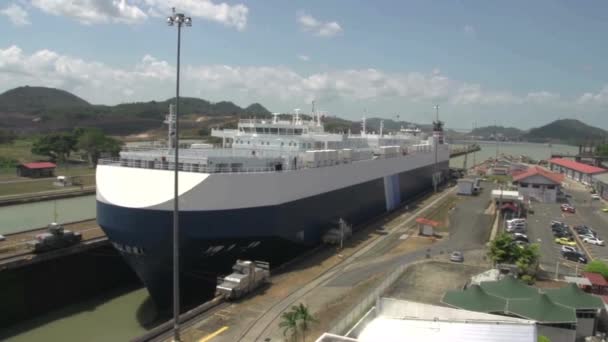 Великий Корабель Nykline Входить Панамський Канал Мірафлорес Замки — стокове відео