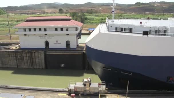 Mule Locomotives Pulling Big Nykline Ship Panama Canal Miraflores Locks — Stock Video