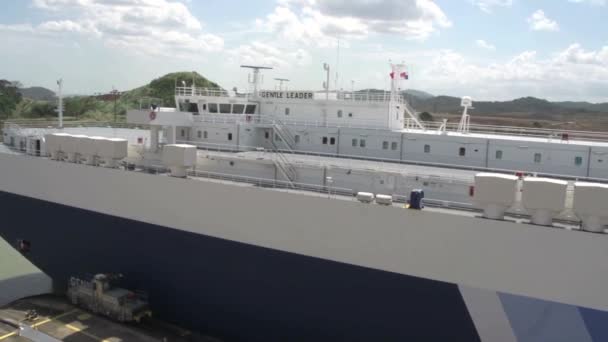 Groot Schip Nykline Verlaat Panama Canal Miraflores Sluizen — Stockvideo