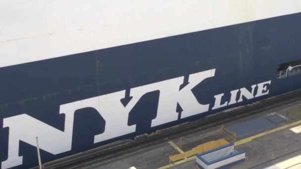 Locomotoras Mulas Tirando Gran Barco Nykline Través Del Canal Panamá — Vídeos de Stock