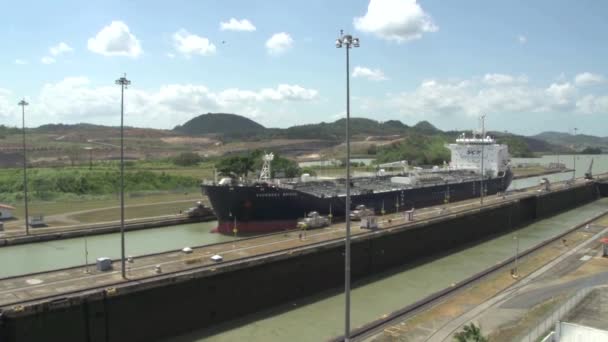 Tverskoy Ponte Petroleiro Entra Canal Panamá Fechaduras Miraflores — Vídeo de Stock