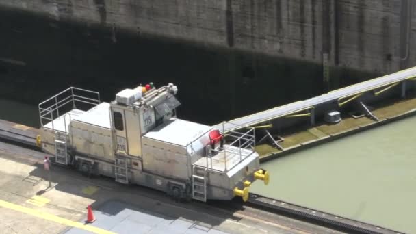 Mule Locomotivas Fechar Panamá Canal Miraflores Fechaduras — Vídeo de Stock