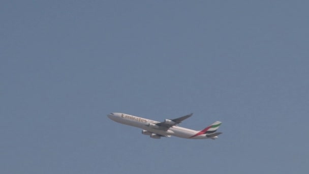Αεροπλάνο Της Emirates Απογειώνεται Στο Ντουμπάι — Αρχείο Βίντεο