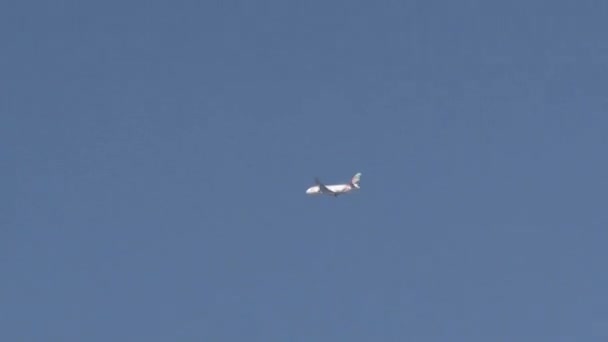 エミレーツ航空はドバイで離陸 — ストック動画