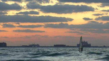 Dubai Birleşik Arap Emirlikleri 'nde sörf