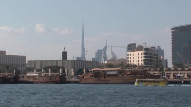 Sarı su otobüsü Dubai limanından geçiyor.