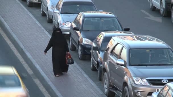 Une Femme Costume Traditionnel Marchant Long Une Rue Dubaï Émirats — Video