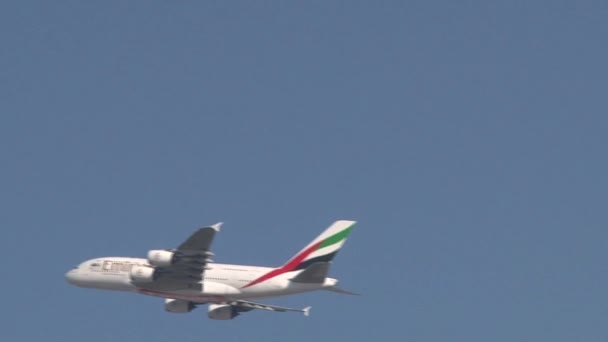 Αεροπλάνο Της Emirates A380 Απογειώνεται Στο Ντουμπάι — Αρχείο Βίντεο