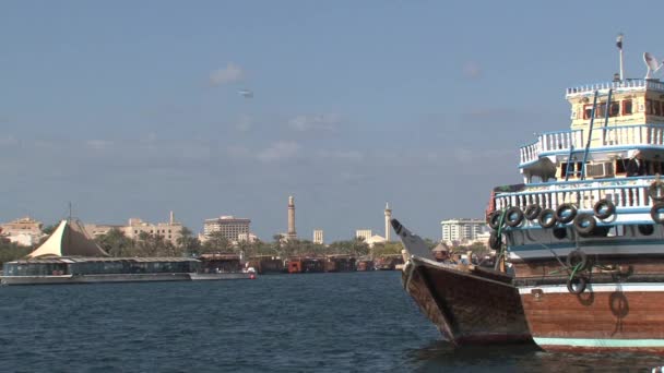 Традиционная Лодка Гавани Дубая — стоковое видео