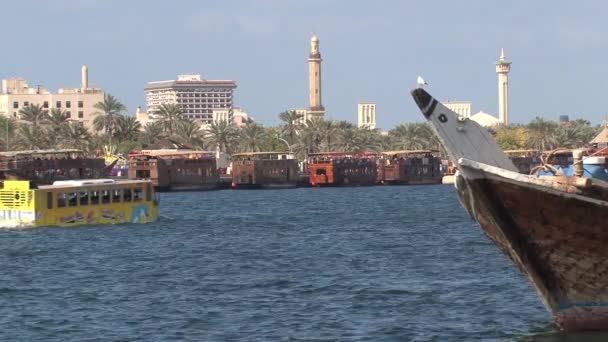 Желтый Аквабус Гавани Дубая — стоковое видео