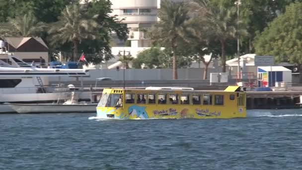 Ônibus Aquático Amarelo Porto Dubai — Vídeo de Stock