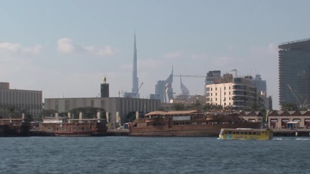 Waterbus Jaune Passant Près Port Dubaï — Video