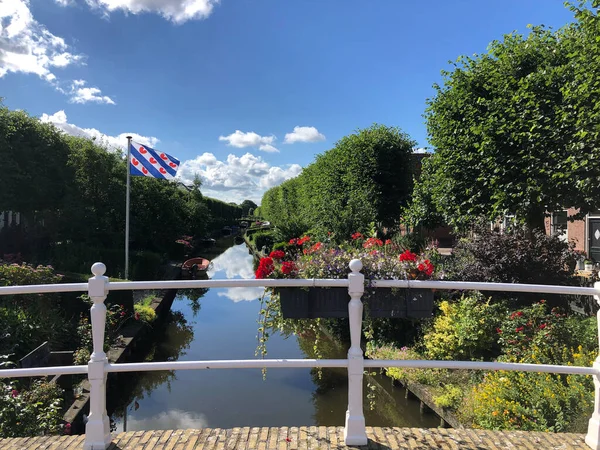 Bandeira Frísia Lado Canal Ijlst Frísia Países Baixos — Fotografia de Stock