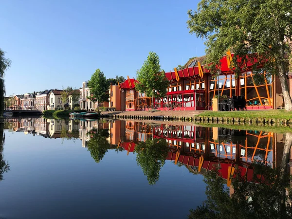 Friesland 'daki eski Sneek kasabasının çevresindeki kanal Hollanda