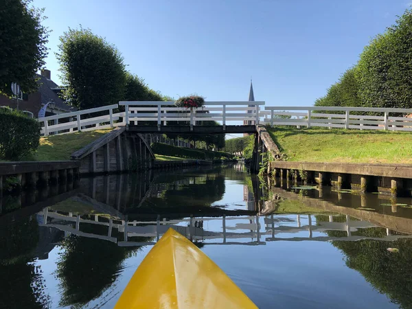 オランダのフリースラントの運河をカヌーで巡る — ストック写真