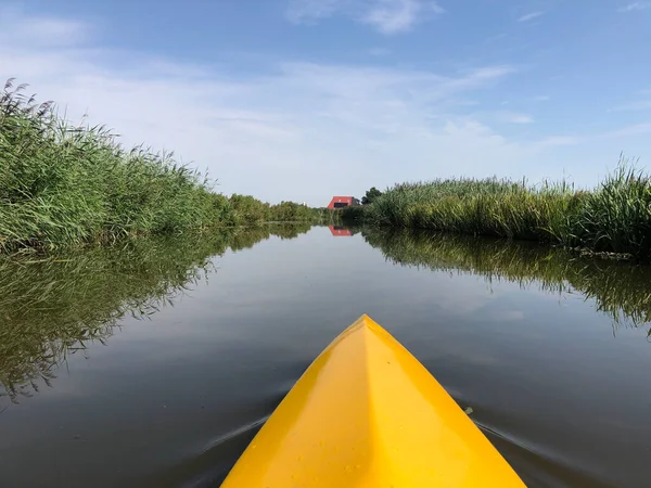 Kanufahren Auf Einem Ruhigen Fluss Rund Oosthem Friesland Niederlande — Stockfoto
