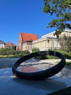 Polonya, Wrocaw 'daki Odra Nehri ve Kutsal Haç Koleji Kilisesi ve St. Bartholomewl. 