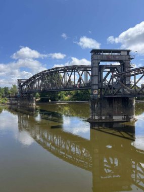 Magdeburg Katedrali Almanya 'daki Hubbrucke Magdeburg' dan görüldü