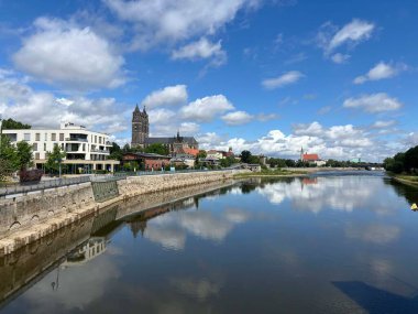 Magdeburg Katedrali Almanya 'daki Hubbrucke Magdeburg' dan görüldü