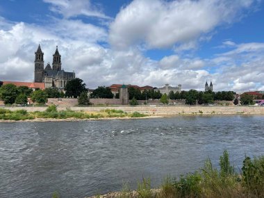 Almanya 'da Magdeburg Katedrali ve elbe nehri
