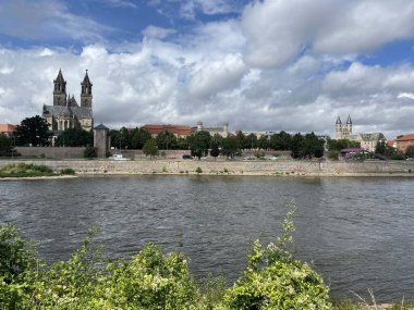 Almanya 'da Magdeburg Katedrali ve elbe nehri