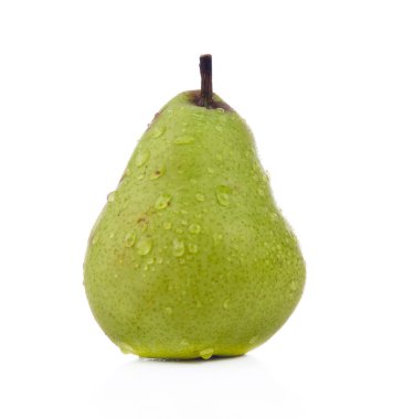 Yeşil armut kesimi beyaz arkaplanda izole edildi.