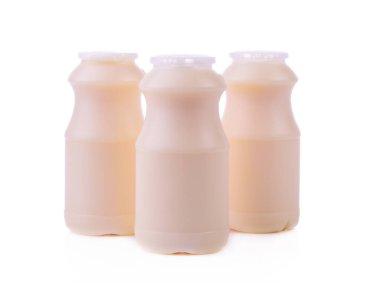 Lezzetli taze süt, şişede. Beslenmenin ana kaynaklarından biri..