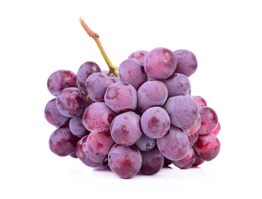 Beyaz arkaplanda kırmızı üzüm izole edildi.