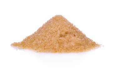 Kahverengi şeker beyaz zemin üzerinde izole